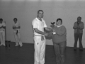 Entrega de un trofeo a un pelotari