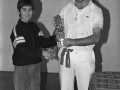 Entrega de un trofeo a un pelotari