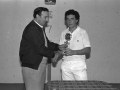 Entrega de un trofeo a un pelotari