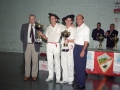 Entrega de trofeos del VII Campeonato de pelota San Miguel. A la derecha de los jugadores, hace acto de entrega Eli Galdos
