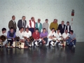 Asistentes al VII Campeonato de pelota San Miguel y jugadores con sus trofeos. Entre las personas que se encuentran de pie, Eli Galdos
