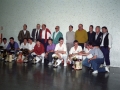 Asistentes al VII Campeonato de pelota San Miguel y jugadores con sus trofeos. Entre las personas que se encuentran de pie, Eli Galdos