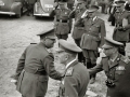 FRANCISCO FRANCO JUNTO A AUTORIDADES MILITARES EN UNAS MANIOBRAS. (Foto 5/19)