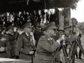 FRANCISCO FRANCO JUNTO A AUTORIDADES MILITARES EN UNAS MANIOBRAS. (Foto 19/19)
