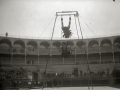 FUNAMBULISTAS Y TRAPECISTAS DURANTE LA CELEBRACION DE UN ESPECTACULO CIRCENSE EN LA PLAZA DE TOROS DE "EL TXOFRE". (Foto 1/3)
