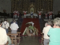 Dantzaris bailando en el funeral de Alberto Aramburu, conocido como Pistolo, en el interior de la iglesia parroquial de San Miguel