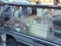 Traslado del ataúd de una niña fallecida en el coche fúnebre