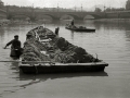 GABARREROS RECOGIENDO ARENA EN EL RIO URUMEA, BAJO EL PUENTE DE SANTA CATALINA. (Foto 1/4)