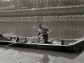 GABARREROS RECOGIENDO ARENA EN EL RIO URUMEA, BAJO EL PUENTE DE SANTA CATALINA. (Foto 2/4)