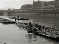 GABARREROS RECOGIENDO ARENA EN EL RIO URUMEA, BAJO EL PUENTE DE SANTA CATALINA. (Foto 4/4)