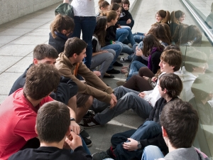 Jóvenes charlando