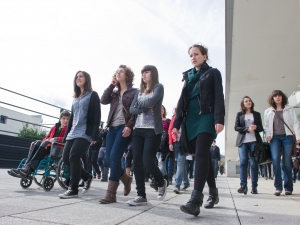 Jóvenes paseando