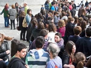 Jóvenes en fila