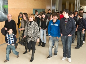 Jóvenes y profesores en la universidad