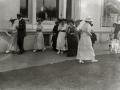 GENTE ELEGANTEMENTE VESTIDA PASEANDO POR DELANTE DEL HOTEL LONDRES. (Foto 1/1)