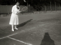 GENTE JUGANDO AL TENIS EN LAS ANTIGUAS PISTAS DE SAN SEBASTIAN. (Foto 3/7)