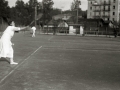 GENTE JUGANDO AL TENIS EN LAS ANTIGUAS PISTAS DE SAN SEBASTIAN. (Foto 5/7)