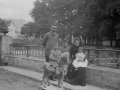 Gervasio Aranburu eta Rafaela Elosegi Ansola beraien seme Jose eta Juanito eta Jesusa neskamearekin]