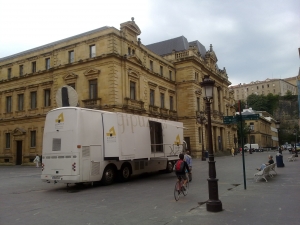 Batzar Nagusietako autobusa KMren parean.