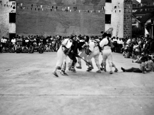 Paloteados en la plaza Blankoa.