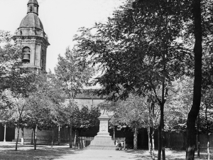 Iglesia y estatua de Iparragirre.