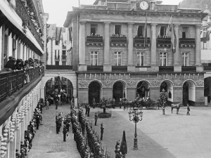 Agintariei harrera Konstituzio plazan