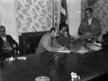 Mesa de las elecciones municipales : entre los presentes, Ei Galdos firmando