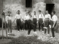 GRUPO DE AMIGOS EN UN CASERIO. (Foto 2/5)