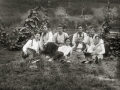 GRUPO DE AMIGOS EN UN CASERIO. (Foto 3/5)