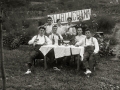 GRUPO DE AMIGOS EN UN CASERIO. (Foto 4/5)