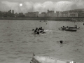 GRUPO DE BAÑISTAS CON FLOTADORES DURANTE LA CELEBRACION DE UNA COMPETICION EN LA BAHIA DE LA CONCHA. (Foto 4/5)