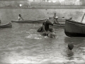 GRUPO DE BAÑISTAS CON FLOTADORES DURANTE LA CELEBRACION DE UNA COMPETICION EN LA BAHIA DE LA CONCHA. (Foto 5/5)