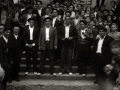 GRUPO DE BERTSOLARIS EN UNA ESCALINATA REUNIDOS CON MOTIVO DEL EUZKO NEKAZARIEN BAZKUNA DE HERNANI. (Foto 1/3)