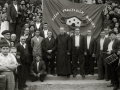 GRUPO DE BERTSOLARIS EN UNA ESCALINATA REUNIDOS CON MOTIVO DEL EUZKO NEKAZARIEN BAZKUNA DE HERNANI. (Foto 2/3)