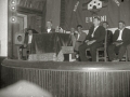 GRUPO DE BERTSOLARIS SOBRE UN ESCENARIO. (Foto 1/1)