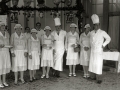 GRUPO DE CAMARERAS Y COCINEROS EN UN SALON. CAMARERAS TRAS UNA BARRA EN LA TERRAZA DEL CASINO GRAN KURSAAL. (Foto 1/2)
