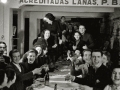 GRUPO DE EMPLEADOS CELEBRANDO UNA FIESTA EN LOS LOCALES DE UNA FABRICA DE LANAS. (Foto 16/20)