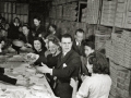 GRUPO DE EMPLEADOS CELEBRANDO UNA FIESTA EN LOS LOCALES DE UNA FABRICA DE LANAS. (Foto 17/20)