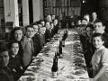 GRUPO DE EMPLEADOS CELEBRANDO UNA FIESTA EN LOS LOCALES DE UNA FABRICA DE LANAS. (Foto 19/20)