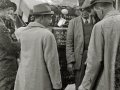 GRUPO DE EXILIADOS FRANCESES TOMANDO UN TREN EN LA ESTACION DEL NORTE. (Foto 4/9)