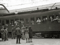 GRUPO DE EXILIADOS FRANCESES TOMANDO UN TREN EN LA ESTACION DEL NORTE. (Foto 5/9)