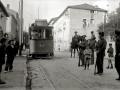 GRUPO DE GUARDIAS CIVILES Y NIÑOS VIENDO LA LLEGADA DEL TRANVIA DE "BENTA-BERRI". (Foto 1/1)
