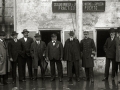 GRUPO DE HOMBRES DELANTE DEL EDIFICIO DE LA SOCIEDAD HUMANITARIA DE SALVAMENTOS MARITIMOS DE GIPUZKOA PRACTICOS DEL PUERTO. (Foto 1/1)
