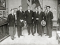 GRUPO DE HOMBRES DURANTE UNA EXPOSICION CELEBRADA EN EL ESTUDIO DEL ARQUITECTO Y DIBUJANTE ENRIQUE LAGARDE. (Foto 1/1)