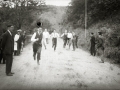 GRUPO DE HOMBRES EN EL BARRIO DE CARABEL. (Foto 2/6)