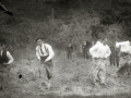 GRUPO DE HOMBRES EN EL BARRIO DE CARABEL. (Foto 3/6)