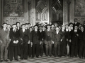 GRUPO DE HOMBRES EN EL INTERIOR DE UNO DE LOS SALONES DEL AYUNTAMIENTO DE TOLOSA. (Foto 1/1)