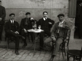 GRUPO DE HOMBRES EN LA TERRAZA DE UN CAFE. (Foto 1/1)