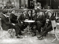 GRUPO DE HOMBRES EN LA TERRAZA DEL CAFE GURIA. (Foto 1/1)
