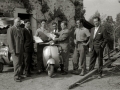 GRUPO DE HOMBRES ENTREGANDO UN PREMIO EN METALICO EN EL EXTERIOR DE UN CASERIO. (Foto 2/5)